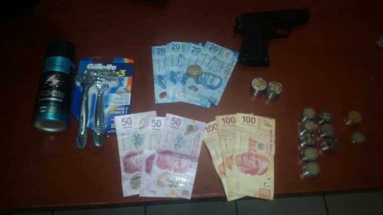 Asaltan farmacia con pistola de plástico y caen por $738 pesos, un desodorante y dos afeitadores