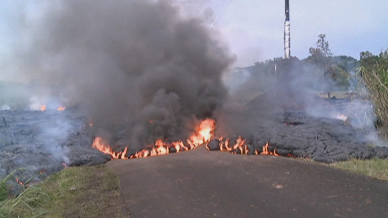Volcán en Hawaii arrasa con 26 casas