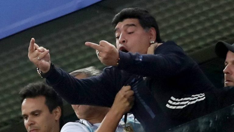 Maradona hace seña obscena tras agónico gol de Rojo
