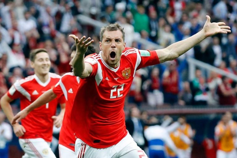Rusia inicia la fiesta con goleada