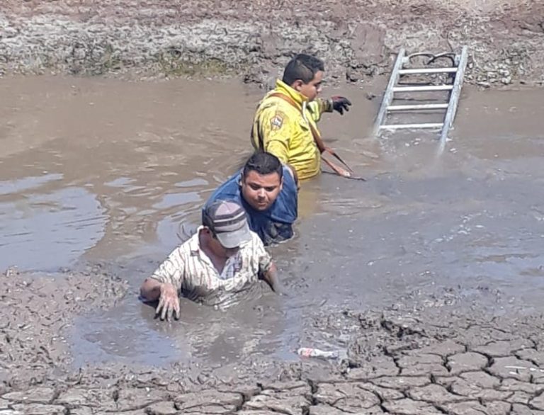 Rescatan a hombre en dren de El Bledal; tenía casi un día atrapado