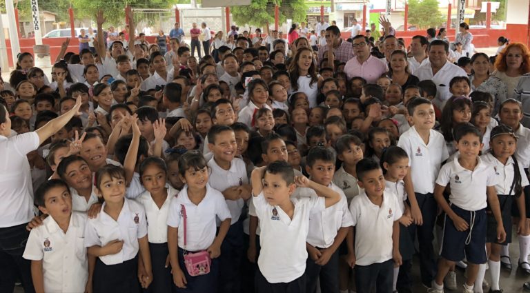 Reparte DIF 3 mil 500 lentes a 80 escuelas de Navolato