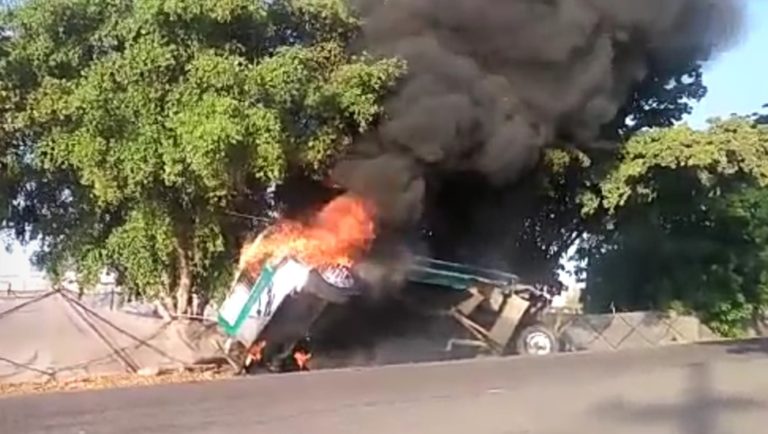 Se incendia camión de Villa Juárez; pasajeros salen ilesos