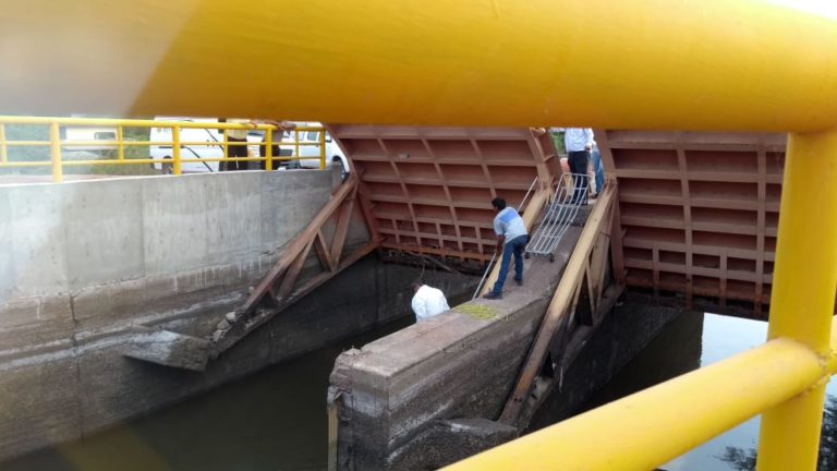 Flota cadáver sobre canal Humaya en Mocorito