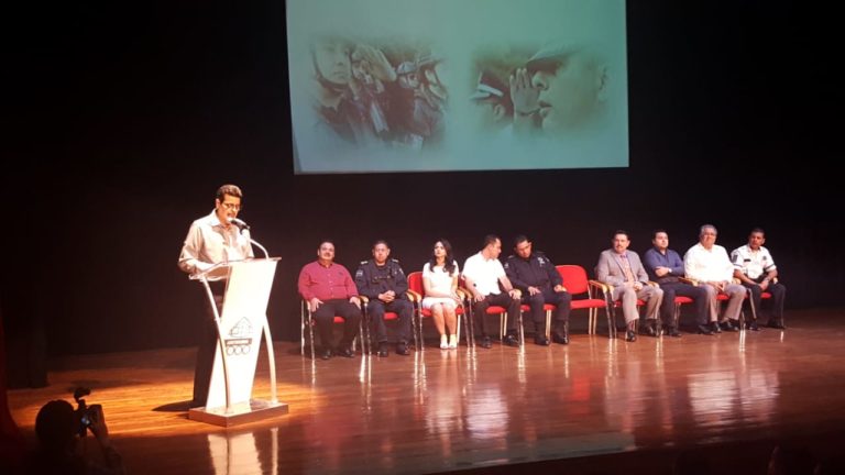 Alcalde anuncia aumento a salario de policías municipales