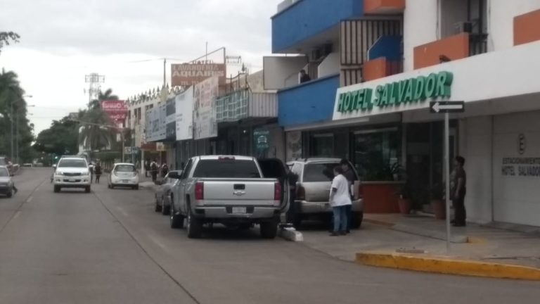 Lo matan en el Centro; quedó en un carro
