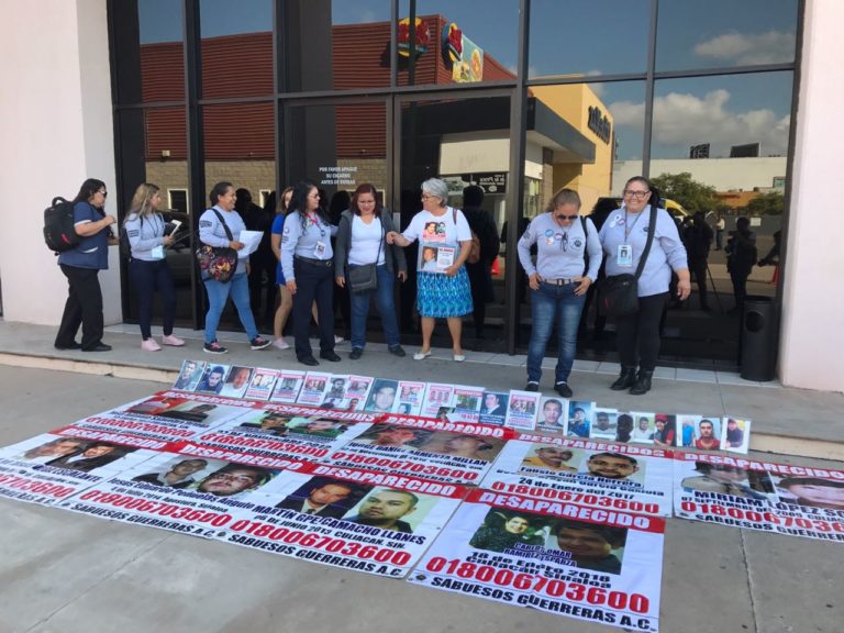 Protesta colectivo en Fiscalía; la acusan de dilatar investigación