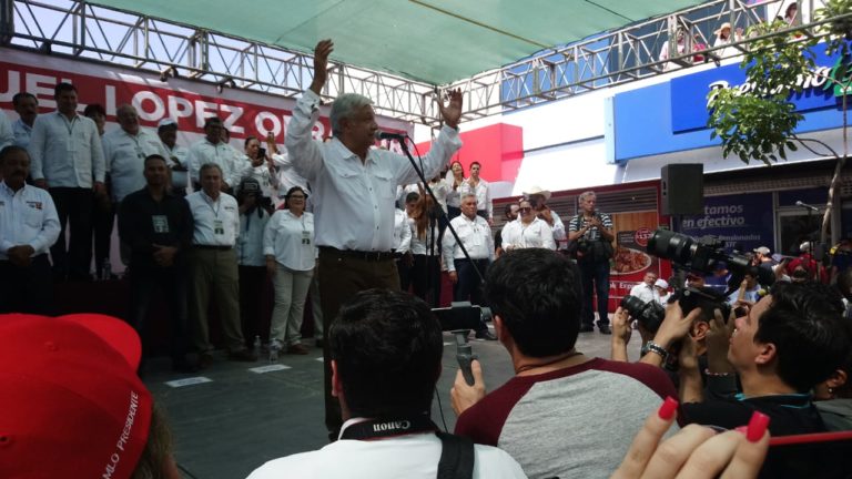 AMLO promete en Culiacán defender a migrantes ante política de Trump