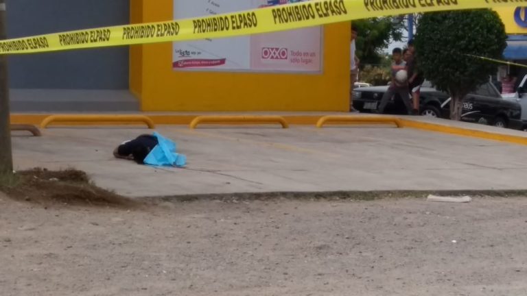 Asesinan a joven afuera de una tienda en Culiacán