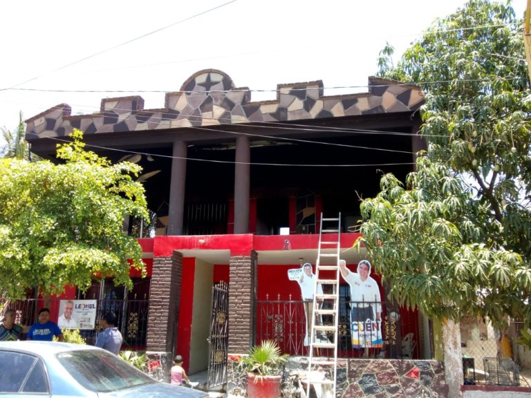 Se incendia casa frente a escuela en Villa Juárez