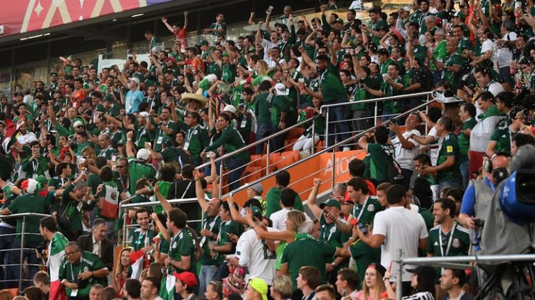 Multan otra vez a México por afición que lanzó vasos de cerveza