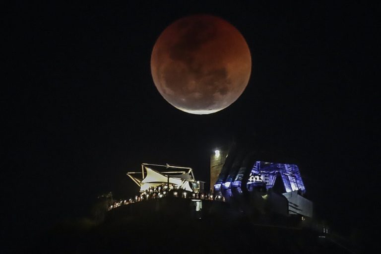 El eclipse lunar con luna de sangre 2018, en imágenes