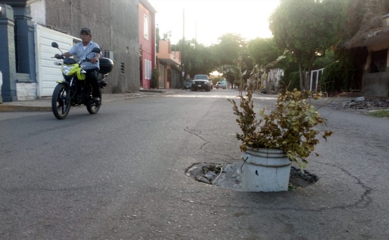 Tapa Japan hoyo de calle cerca de la plazuela