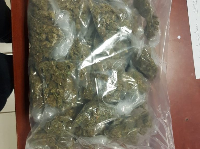 Sujeto deja tirado medio kilo de mariguana en huida