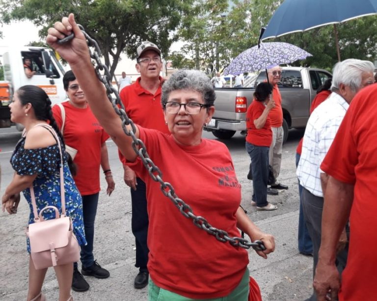 CNTE llega a su segundo día de plantón; SEP les cerrará edificio, acusan