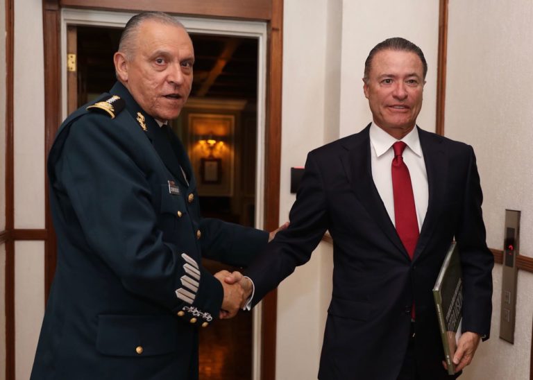 Ultima Quirino apertura de base militar; se reúne con secretario de la Defensa