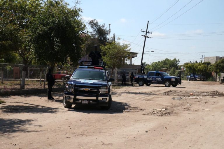 Delincuentes saquean Villa Juárez y ‘tumban’ autos en ‘La Palma’; alista policía dos bases para abatirlos