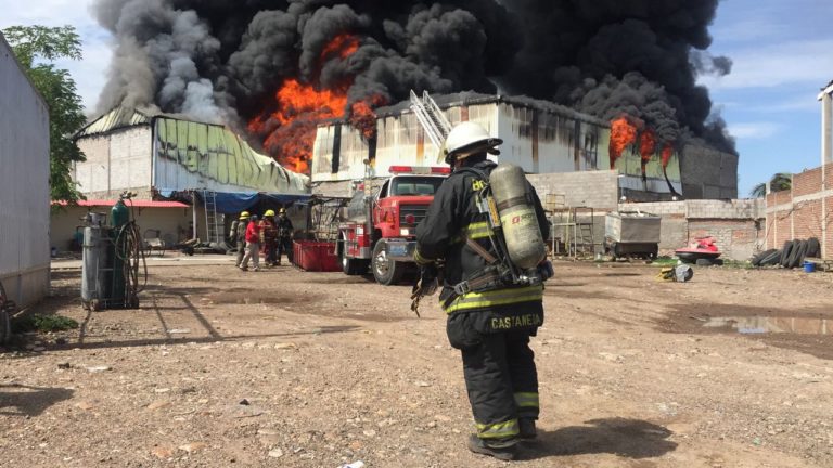 Evacuan 200 familias en El Diez por incendio en bodega de químicos