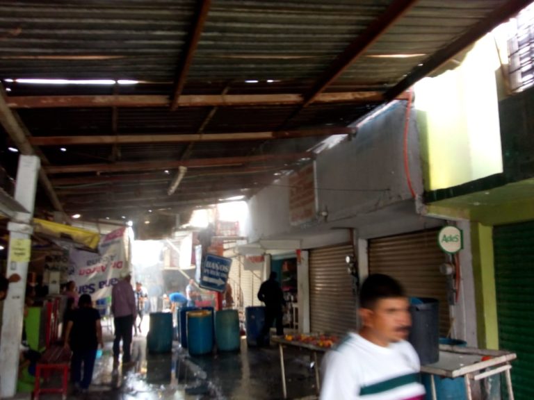 Se incendia tienda en mercado de Villa Juárez