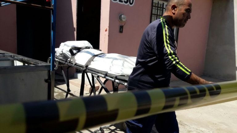 Sicarios ejecutan en un domicilio a joven tras persecución en Culiacán; ‘levantan’ a otro