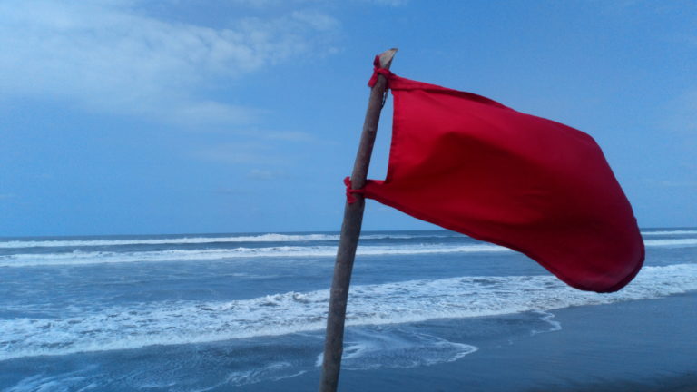 Olas alcanzan 3 metros en playas de Navolato; ‘prohíben’ entrada a bañistas