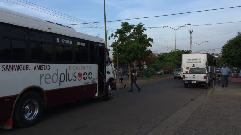 Urbanos peleaban el pasaje, terminaron impactados