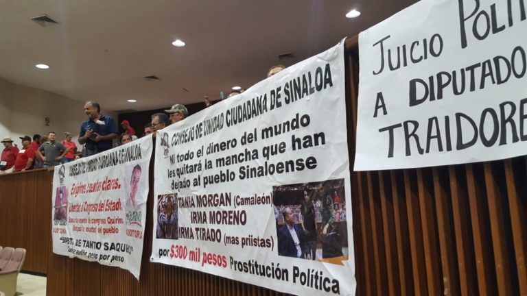 ‘Tengan vergüenza ratas’, le gritan a diputados en el Congreso