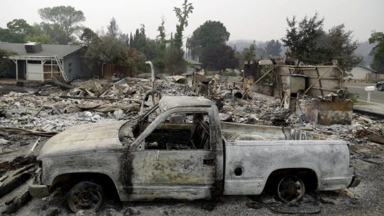 Más de 38 mil evacuados por incendio en California fuera de control