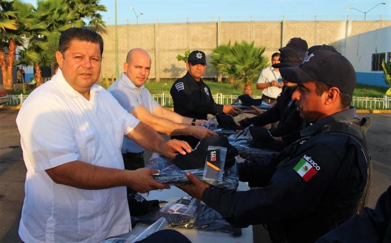 Estrenan uniforme policías de Navolato