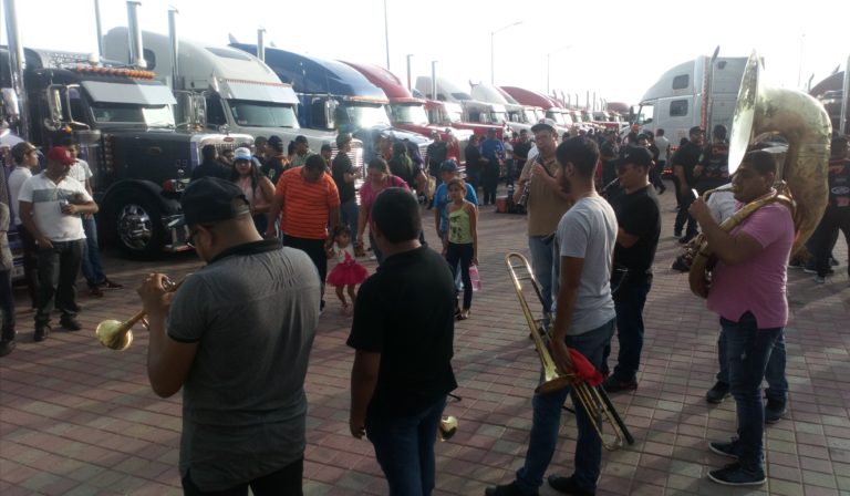 Festejan 200 traileros su día al ritmo de banda en Altata