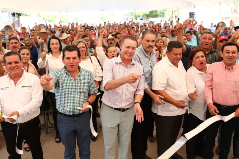 Entrega Quirino paquete de calles en La Palma, Navolato