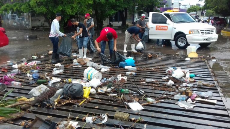 Llama Japac no tirar basura por coladeras tapadas