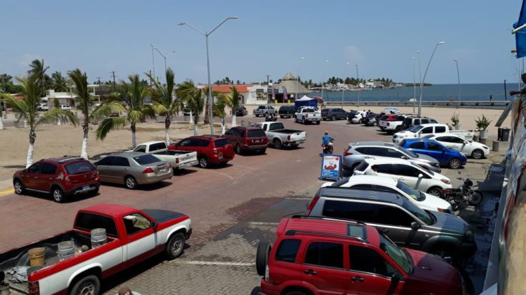 Pese a calor, arriba turismo masivo a Altata