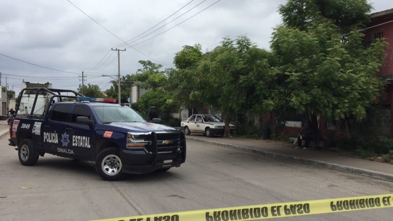 Atacan a pasajeros abordo de un taxi en Culiacán
