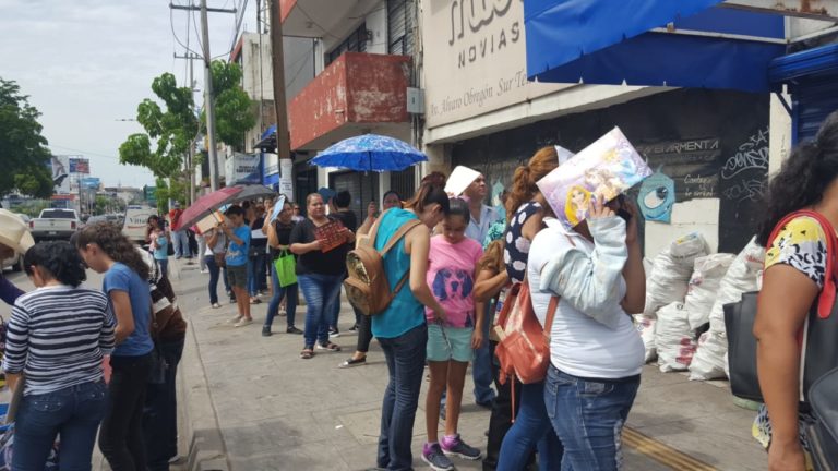 ‘Abarrotan’ en primer día centros de canje de uniformes