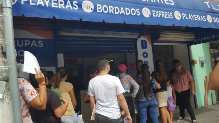 Se cambian en 4 horas más de 80 mil vales de uniformes