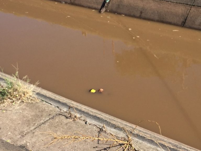 Hallan cadáver flotando en canal de El Limón de los Ramos