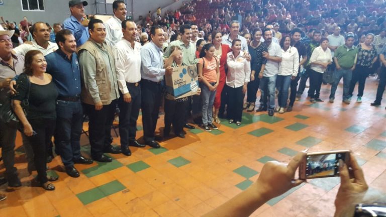 Dan abanicos, agua y despensas a 2 mil familias por ola de calor