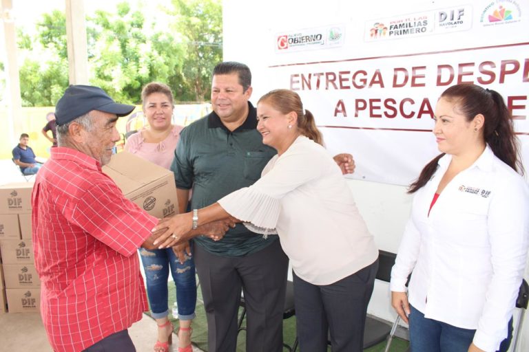 Anticipa Navolato despensas a pescadores; llevan 766 paquetes a dos pueblos