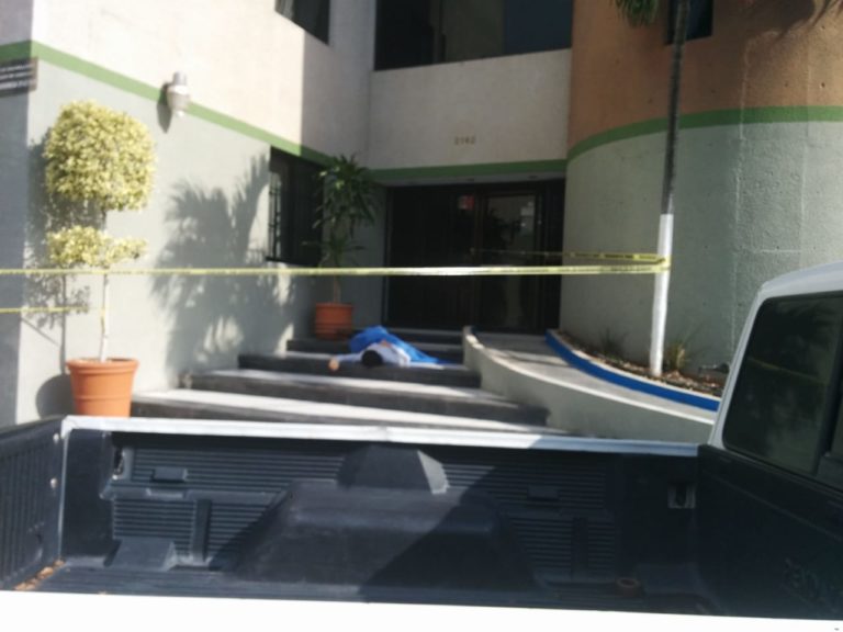Joven cae desde el quinto piso del edificio de Cobaes en Culiacán