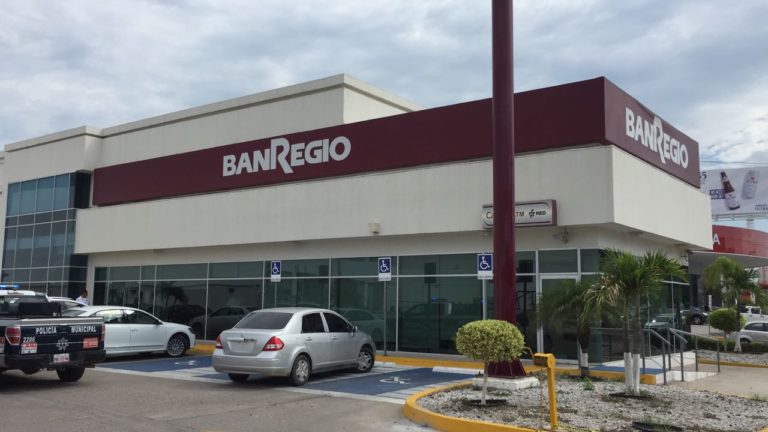 Sujeto solitario se lleva $70 mil en asalto a banco en Culiacán