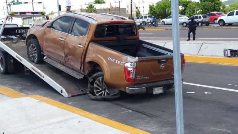 Se pasan el alto y dejan dos heridos en una plaza