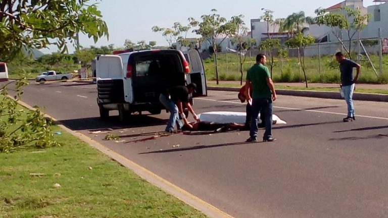 Le dan de machetazos y atropellan dos veces en Culiacán