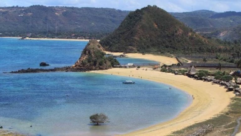 Aumentan a 82 los muertos por sismo en Indonesia