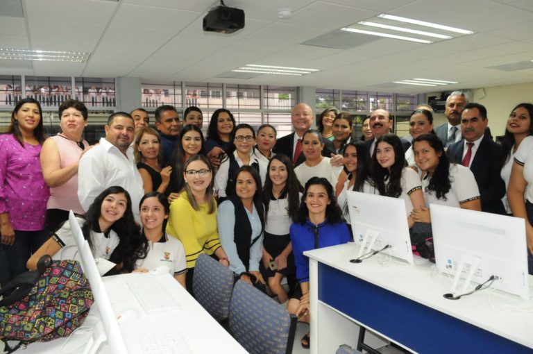 Rector entrega obra en la Preparatoria Ruíz Cortines