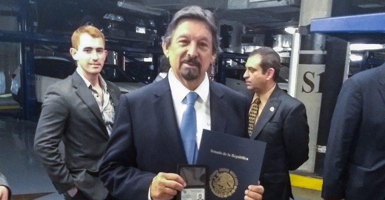 Después de 12 años, Gómez Urrutia regresa a México; es Senador