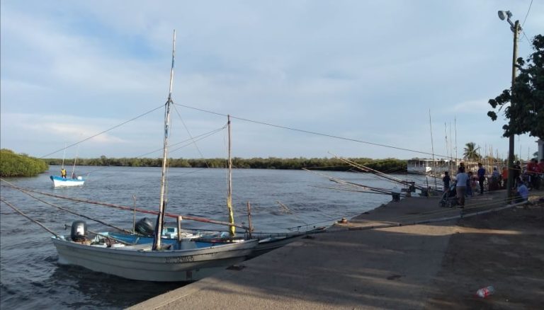 Mal tiempo atora a más de 200 pescadores en Altata