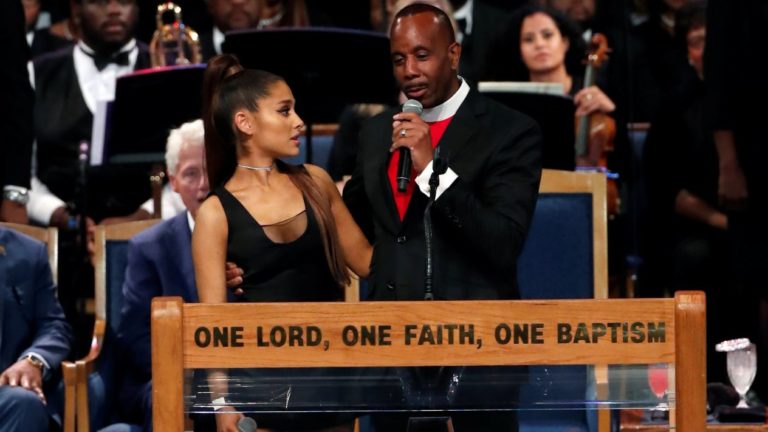 Obispo se disculpa por la forma en que tocó a Ariana Grande