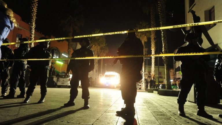 Hombres vestidos de mariachi acribillan a 4 personas en Garibaldi; dejan 9 lesionados