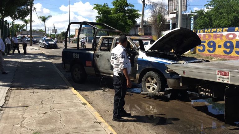 Policía sale ileso al incendiarse patrulla en Culiacán